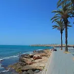 Sunny House With Communal Pool And Garden بيت للعطل