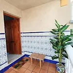 بيت للعطل Sunny House With Communal Pool And Garden *