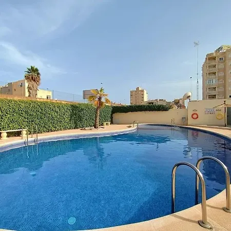 Sunny House With Communal Pool And Garden Сasa de vacaciones Torrevieja