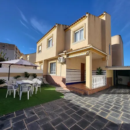 Sunny House With Communal Pool And Garden بيت للعطل