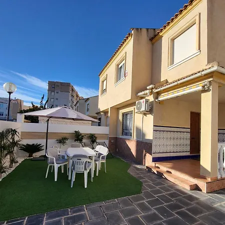 Sunny House With Communal Pool And Garden Сasa de vacaciones